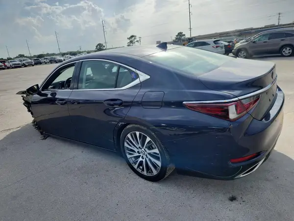 58ADZ1B1XLU081948 2020 LEXUS ES - Image 2