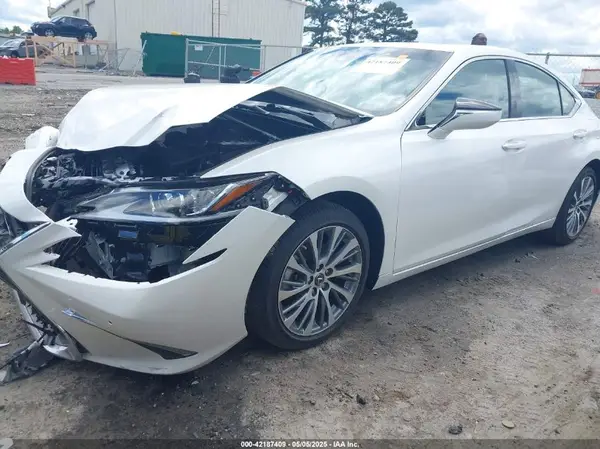 58ADZ1B1XMU085676 2021 LEXUS ES - Image 2