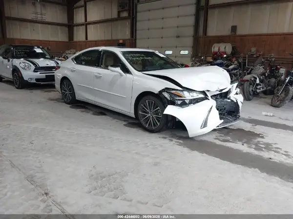 58ADZ1B1XNU115101 2022 LEXUS ES - Image 1