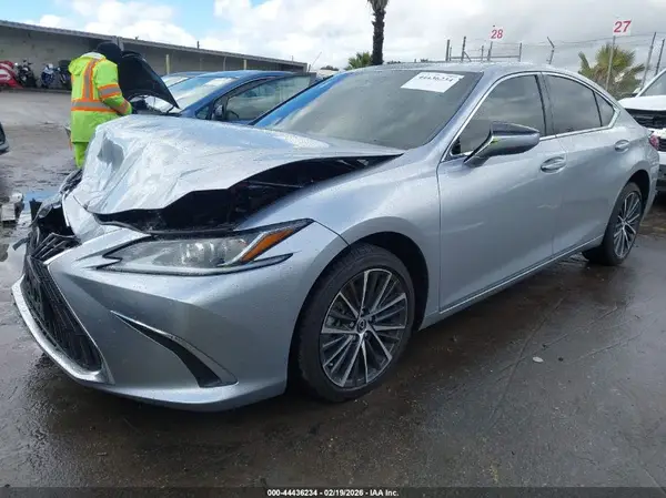 58ADZ1B1XSU192790 2025 LEXUS ES - Image 2