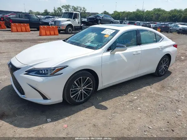 58ADZ1B1XSU202721 2025 LEXUS ES - Image 2