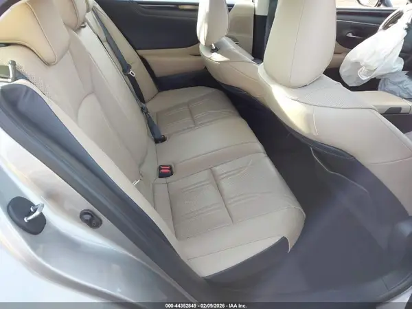 58AE21B13LU011698 2020 LEXUS ES - Image 8