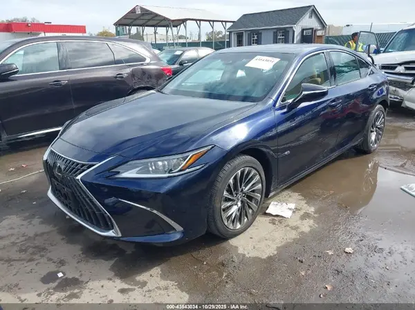 58AEA1C15RU039612 2024 LEXUS ES - Image 2