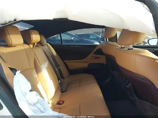 58AEZ1B10MU085870 2021 LEXUS ES - Image 8