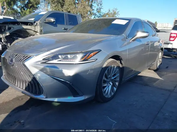 58AF21B18LU009868 2020 LEXUS ES - Image 2