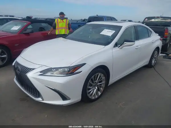 58AFA1C10MU004375 2021 LEXUS ES - Image 2
