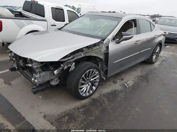 58AFZ1B14MU108572 2021 LEXUS ES - Image 2