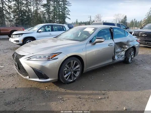 58AGZ1B16LU063301 2020 LEXUS ES - Image 2