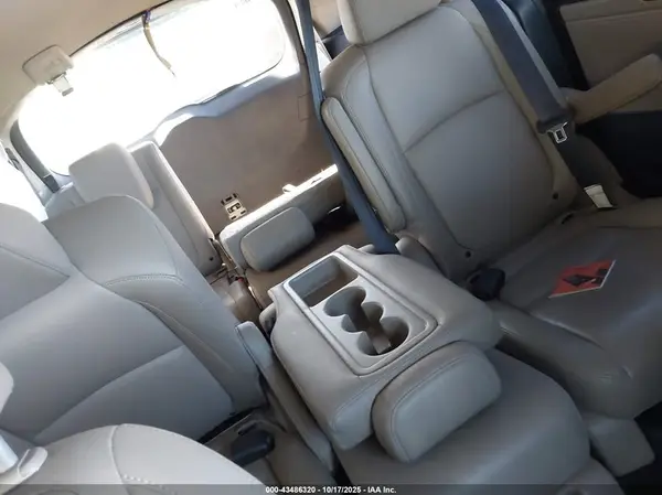 5FNRL6H73JB010978 2018 HONDA ODYSSEY - Image 8