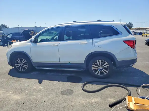 5FNYF5H37JB003400 2018 HONDA PILOT - Image 2