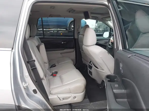 5FNYF5H82JB010881 2018 HONDA PILOT - Image 8