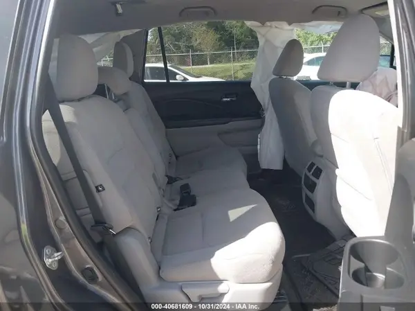 5FNYF6H1XHB105207 2017 HONDA PILOT - Image 8