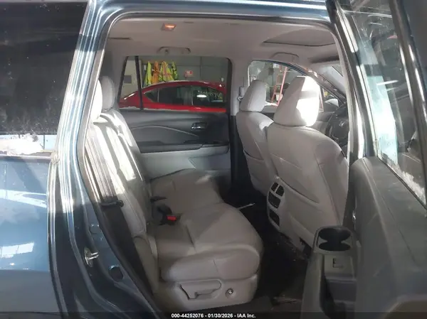 5FNYF6H57JB027204 2018 HONDA PILOT - Image 8