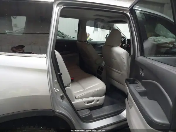 5FNYF6H72JB063660 2018 HONDA PILOT - Image 8