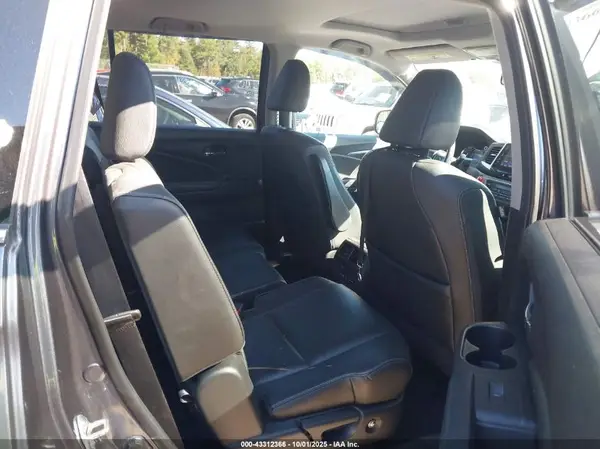 5FNYF6H7XHB070205 2017 HONDA PILOT - Image 8