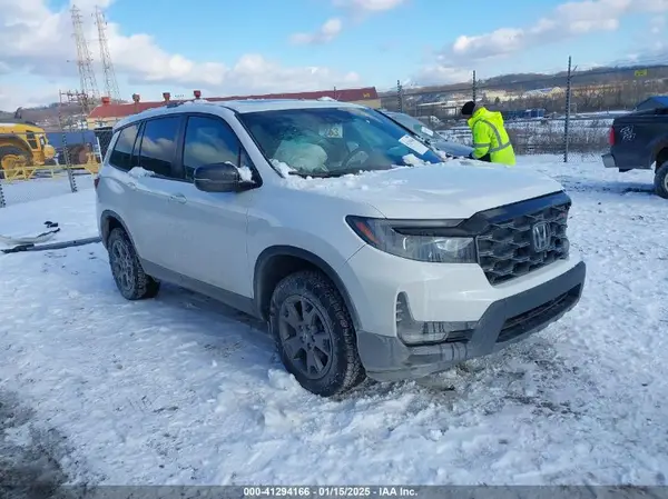5FNYF8H67RB002884 2024 HONDA PASSPORT - Image 1