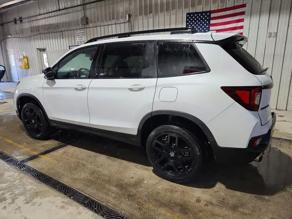 5FNYF8H81RB002302 2024 HONDA PASSPORT - Image 2