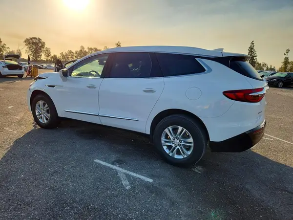 5GAERBKW2JJ228555 2018 BUICK ENCLAVE - Image 2