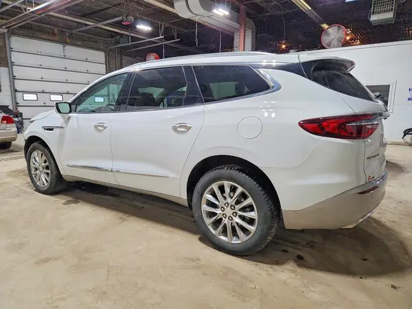 5GAERBKW5MJ262607 2021 BUICK ENCLAVE - Image 2