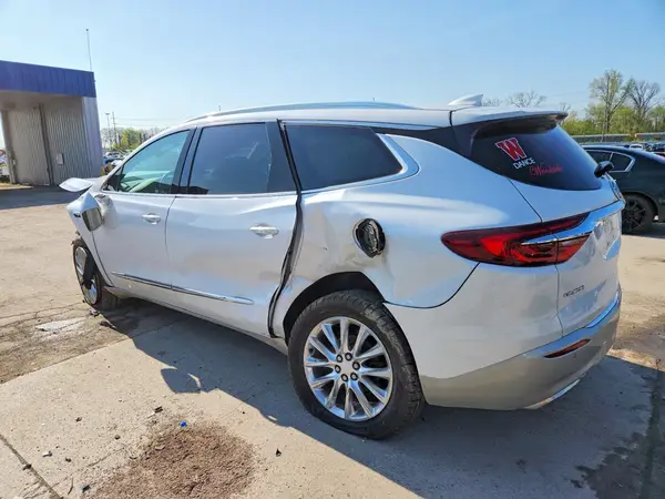 5GAERCKW4JJ133551 2018 BUICK ENCLAVE - Image 2