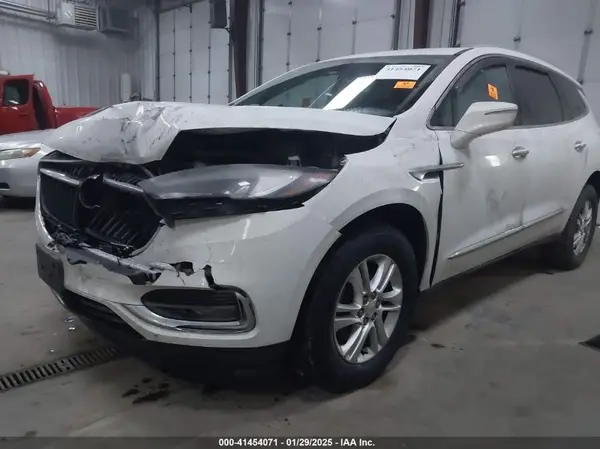 5GAEVAKW9JJ123923 2018 BUICK ENCLAVE - Image 2