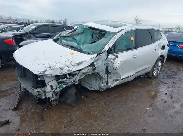 5GAEVBKW1JJ227151 2018 BUICK ENCLAVE - Image 2