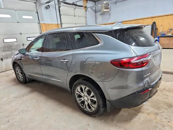 5GAEVCKW7JJ251105 2018 BUICK ENCLAVE - Image 2