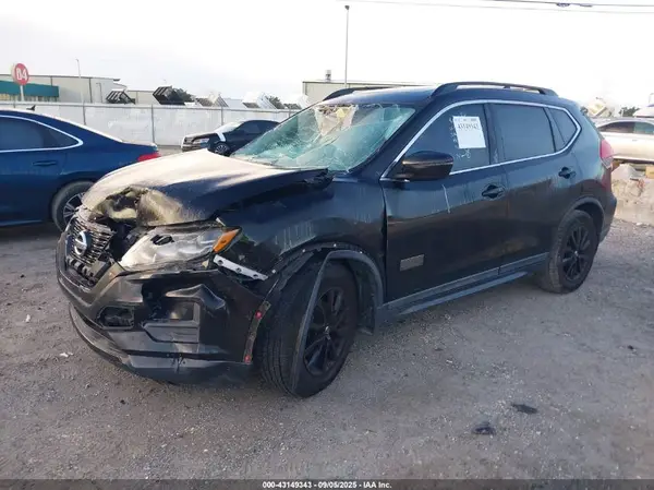 5N1AT2MT0HC768627 2017 NISSAN ROGUE - Image 2