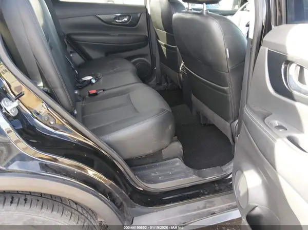 5N1AT2MT0HC860482 2017 NISSAN ROGUE - Image 8