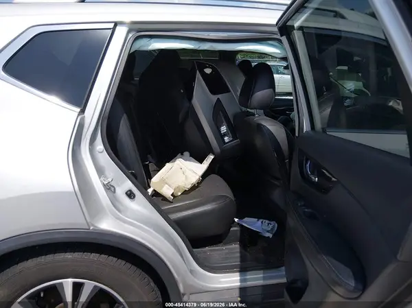 5N1AT2MT0HC874575 2017 NISSAN ROGUE - Image 8