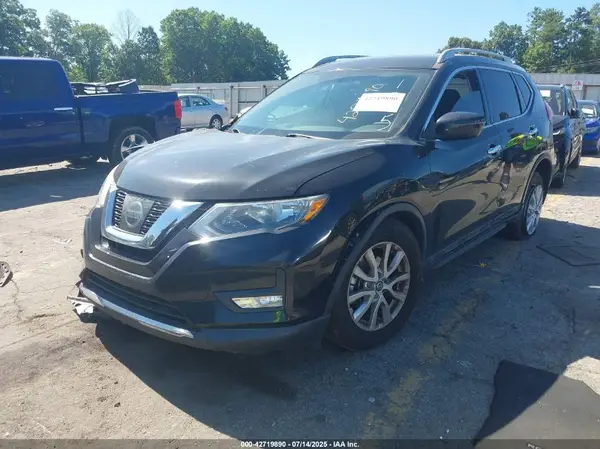 5N1AT2MT0HC891215 2017 NISSAN ROGUE - Image 2