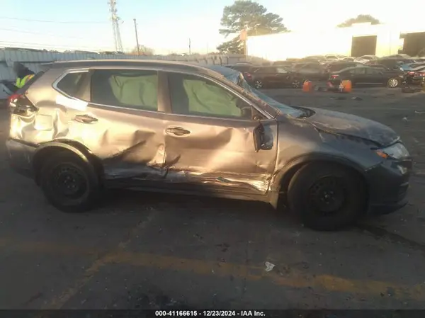 5N1AT2MT0JC711088 2018 NISSAN ROGUE - Image 1