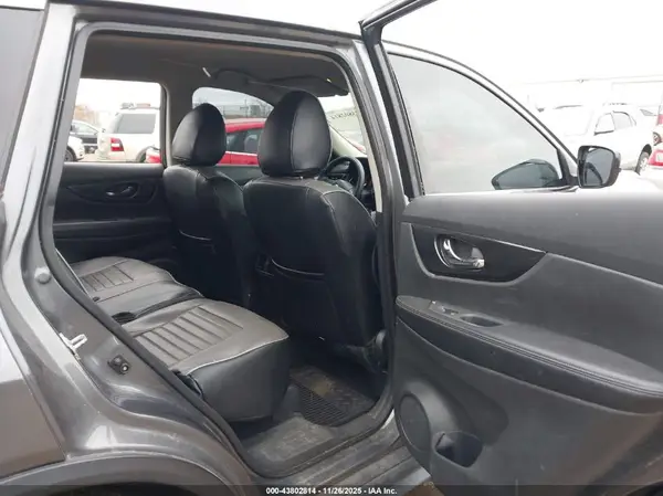 5N1AT2MT1HC740755 2017 NISSAN ROGUE - Image 8