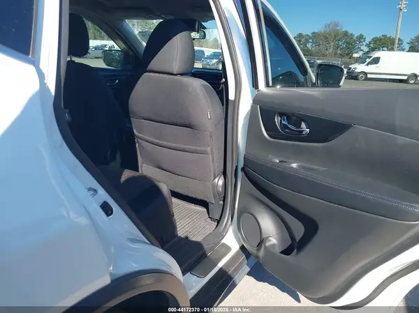 5N1AT2MT1HC758639 2017 NISSAN ROGUE - Image 8