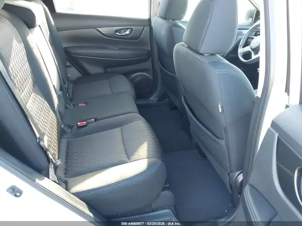 5N1AT2MT1HC758897 2017 NISSAN ROGUE - Image 8