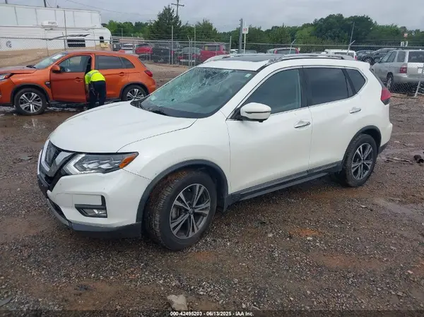 5N1AT2MT1HC825109 2017 NISSAN ROGUE - Image 2