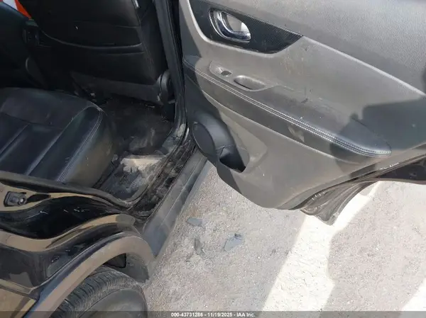 5N1AT2MT1HC827636 2017 NISSAN ROGUE - Image 8