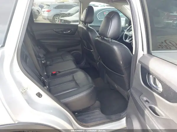 5N1AT2MT1HC861172 2017 NISSAN ROGUE - Image 8
