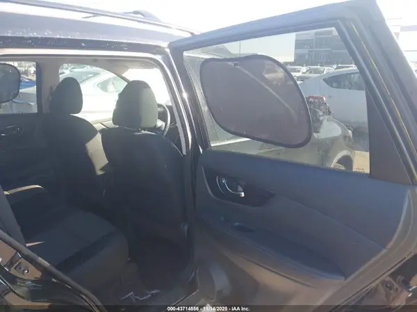 5N1AT2MT1JC725565 2018 NISSAN ROGUE - Image 8