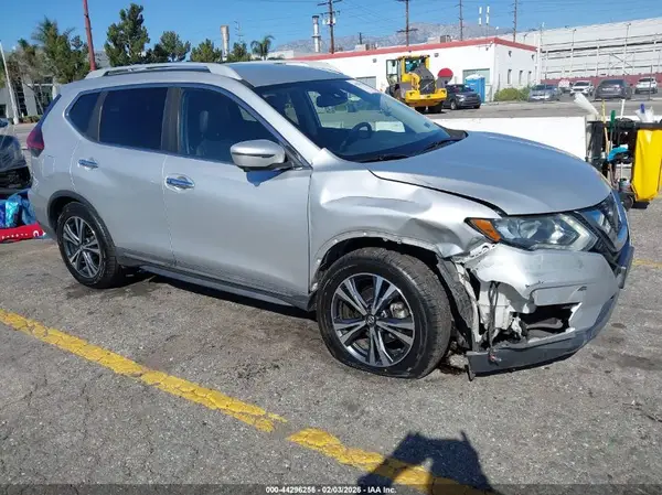 5N1AT2MT1JC798077 2018 NISSAN ROGUE - Image 1