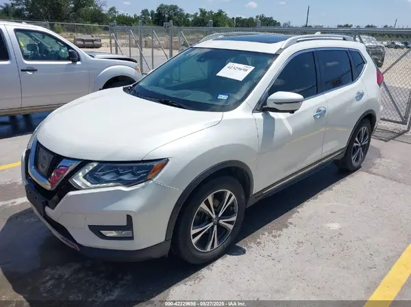 5N1AT2MT2HC756768 2017 NISSAN ROGUE - Image 2