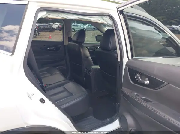 5N1AT2MT3HC813950 2017 NISSAN ROGUE - Image 8
