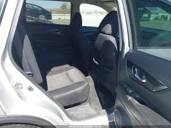 5N1AT2MT3HC877423 2017 NISSAN ROGUE - Image 8