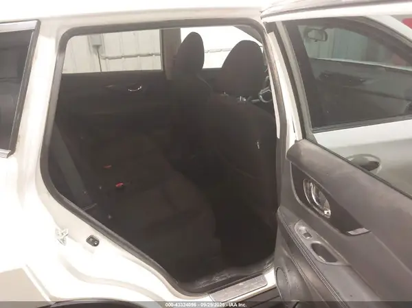 5N1AT2MT4HC758263 2017 NISSAN ROGUE - Image 8