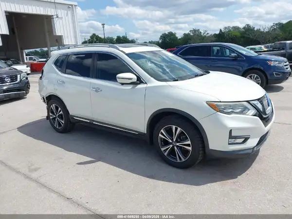 5N1AT2MT4HC772292 2017 NISSAN ROGUE - Image 1