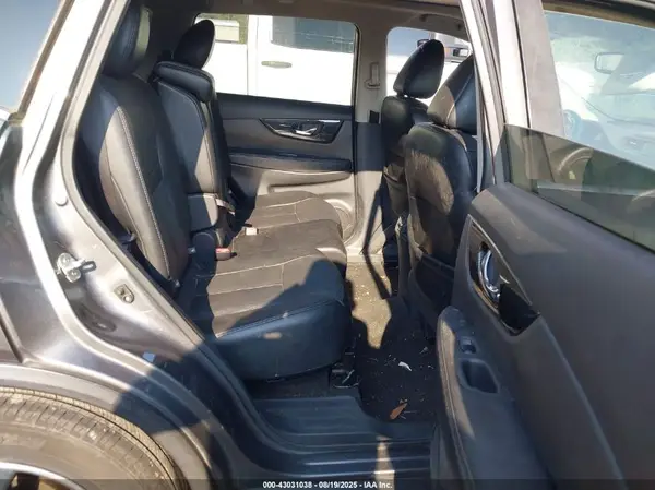 5N1AT2MT4HC822480 2017 NISSAN ROGUE - Image 8