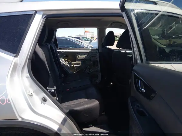5N1AT2MT4HC823080 2017 NISSAN ROGUE - Image 8