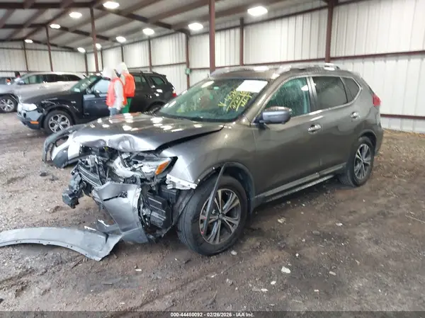5N1AT2MT4HC824570 2017 NISSAN ROGUE - Image 2
