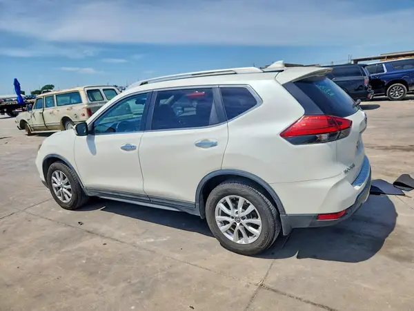 5N1AT2MT4HC825427 2017 NISSAN ROGUE - Image 2
