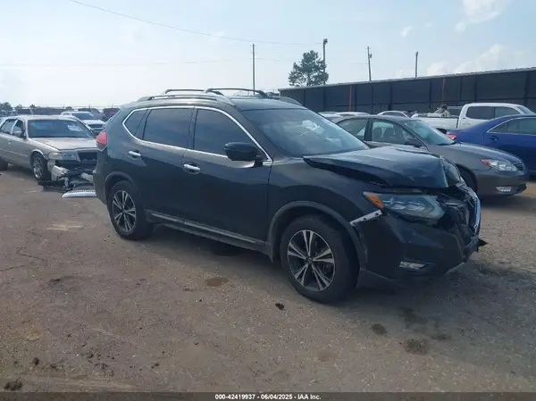 5N1AT2MT4HC851882 2017 NISSAN ROGUE - Image 1